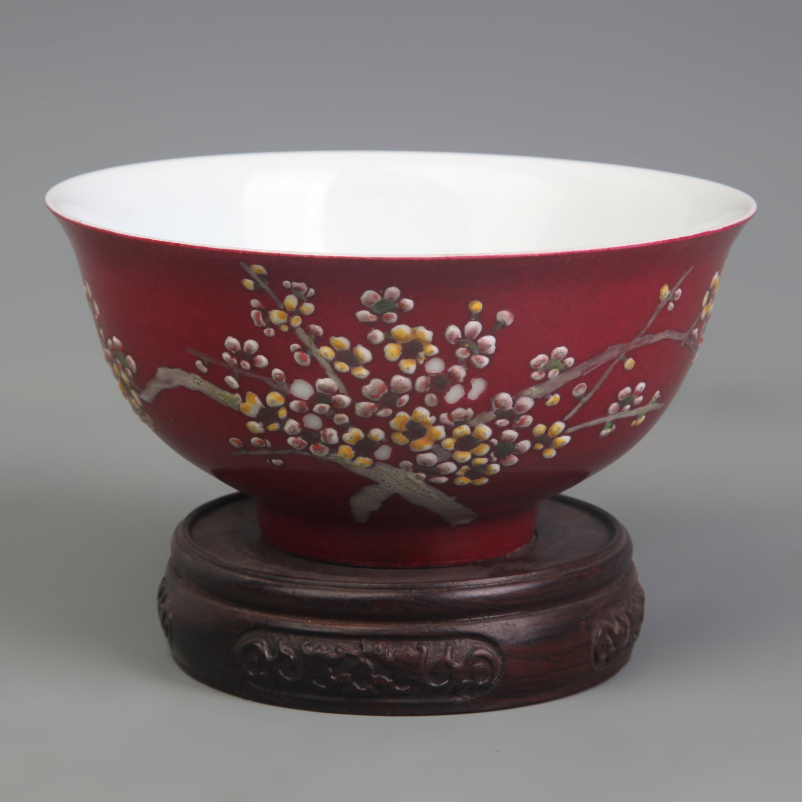 SACRIFICIAL RED FLORAL PORCELAIN BOWL: Qing Dynasty Qian Long Period; Diameter: 6.0 inch; High: 3.0 inch