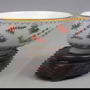 FAMILLE VERTE GILT BOWL WITH FISH MOTIF: Qing Dynasty Qian Long Period; Diameter: 6.5 inch; High: 3.0 inch