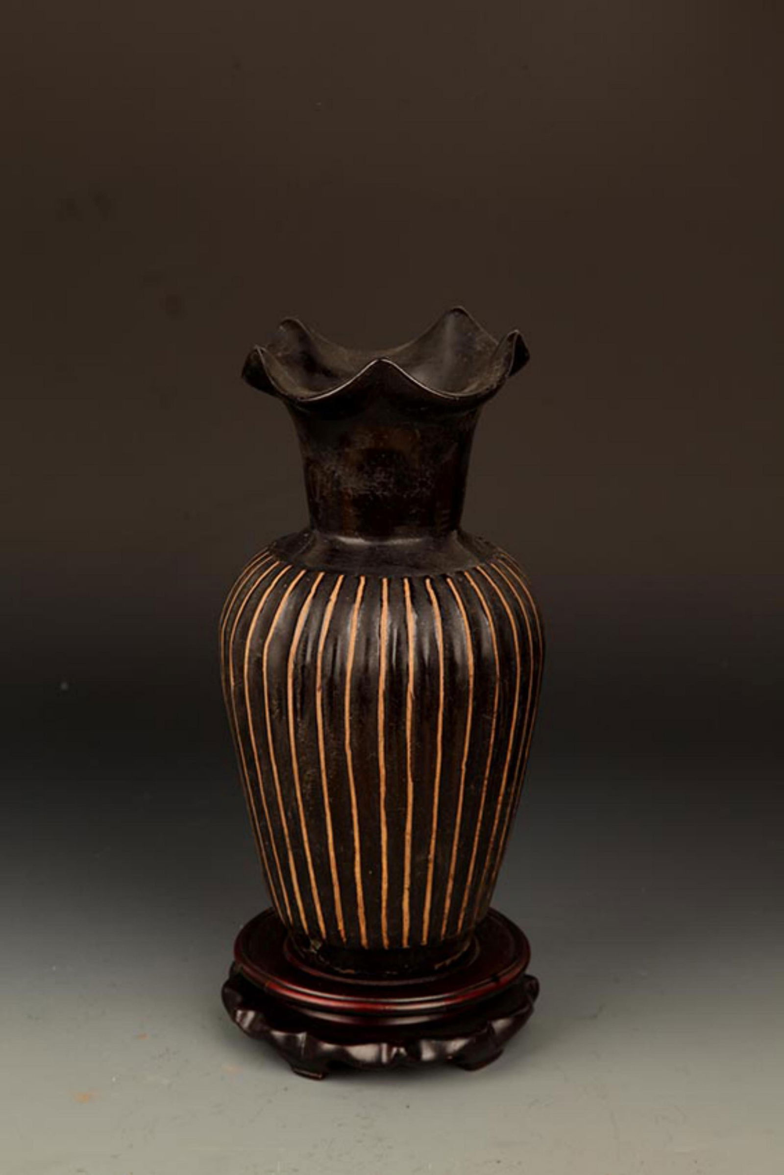 JI ZHOU KILN STYLE BLACK GLAZED FLOWER TOP VASE: Song Dynasty Style, High: 10.00 inch; Diameter: 4.25 inch;