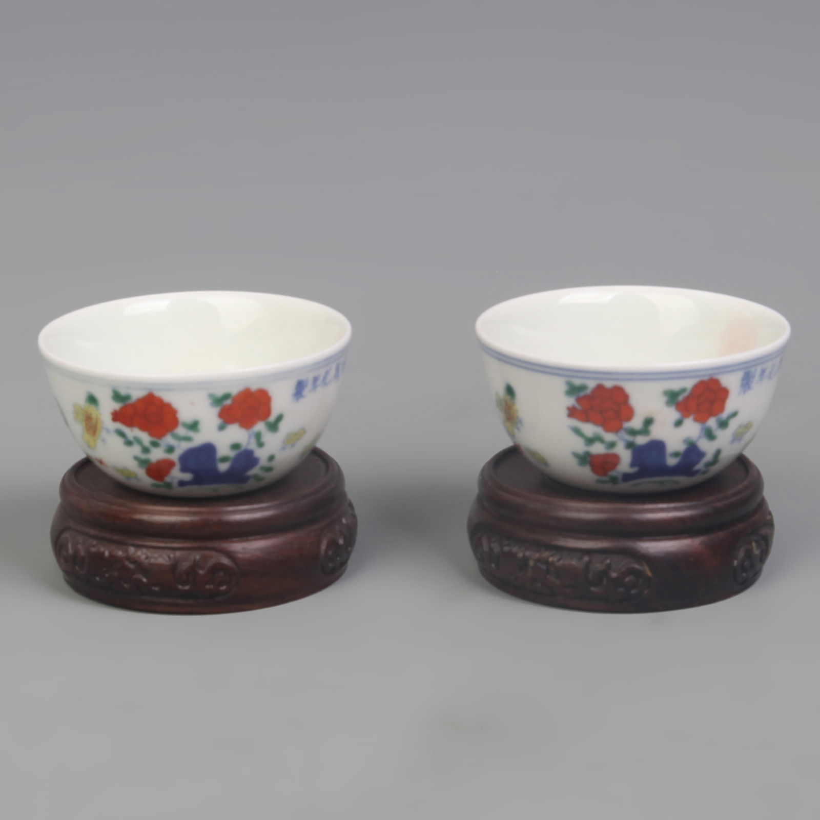 SMALL PAIR OF DOUCAI FLORAL AND ROOSTER PATTERN SMALL BOWLS (1 of 10)