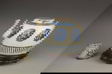 SET OF BLUE AND WHITE PORCELAIN TEAPOT: Republic Period, High: 5.75 inch; Long: 7.75 inch; High: 2.25 inch;