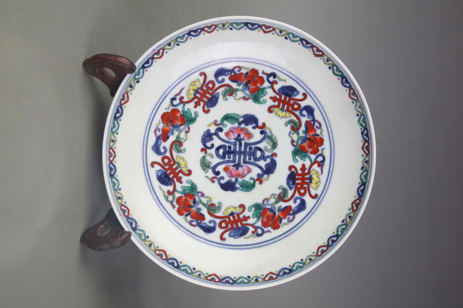 A FINE DOUCAI LONGEVITY PATTERN PORCELAIN PLATE (1 of 5)
