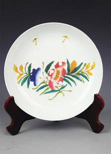 A FINE FLOWER PAINTED FAMILLE-ROSE PORCELAIN PLATE: Qing Dynasty, High: 1.5 inch; Diameter: 8.75 inch;