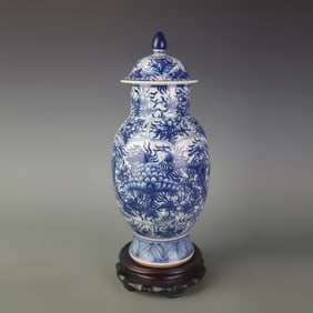 BLUE AND WHITE FLOWER PATTERN PORCELAIN JAR WITH LID
