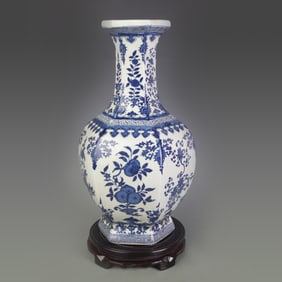 BLUE AND WHITE HEXAGONAL PORCELAIN VASE WITH FLORAL MOTIFS