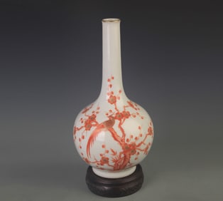 RARE IRON-RED AND GILT “MAGPIES ON PLUM BLOSSOM?? LONG NECK VASE