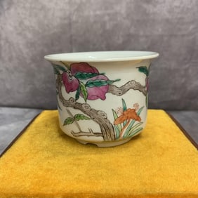 A FINE FAMILLE ROSE PEACH PATTERN SMALL PORCELAIN FLOWER JAR