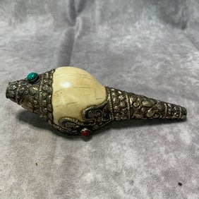 QING DYNASTY TIBETAN BUDDHIST RITUAL CONCH WITH SILVER-INLAID GEMSTONE