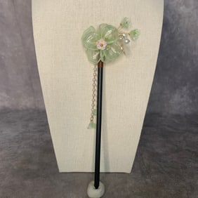 A FINE JADE MADE CHINESE HAIR PIN