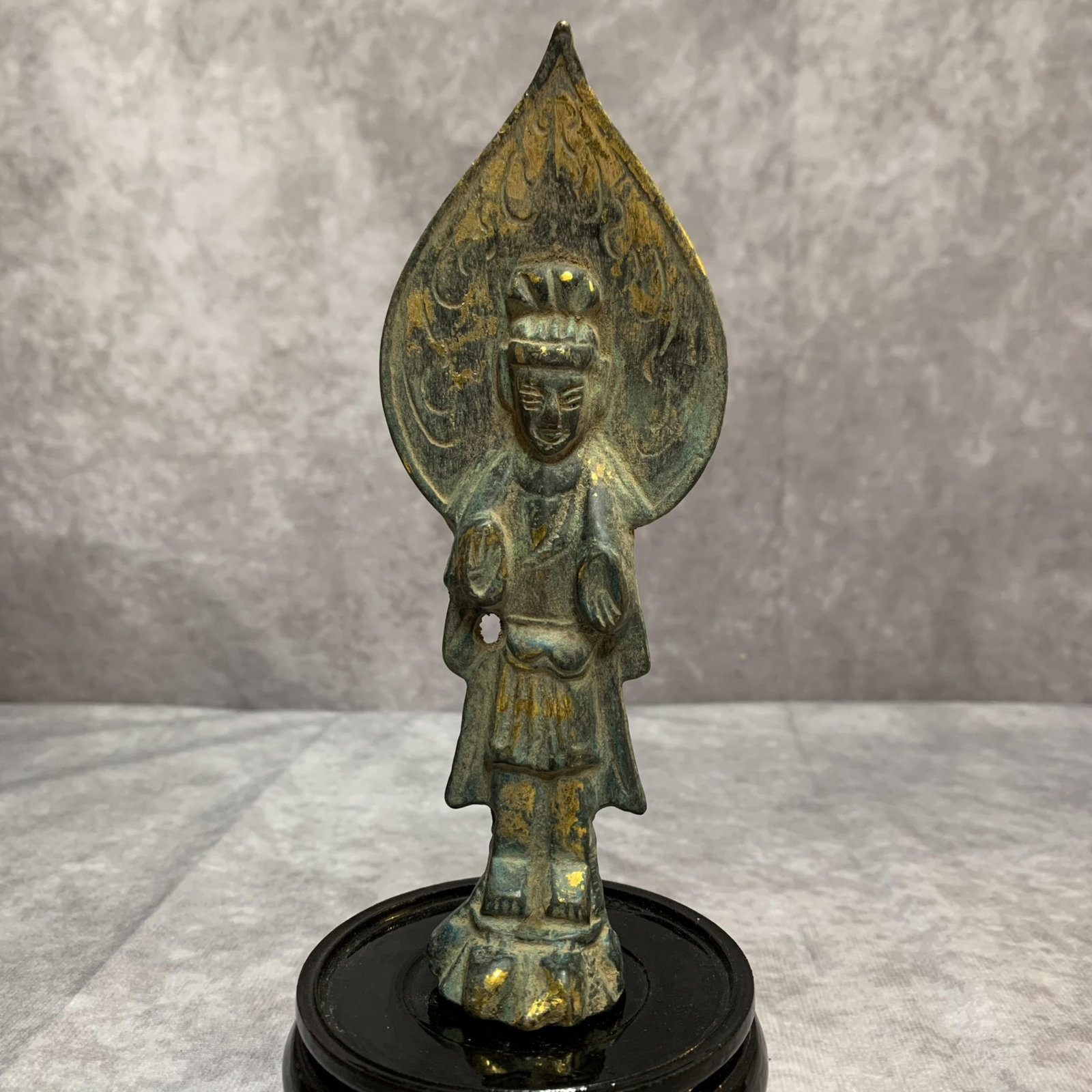 A FINE SMALL GUAN YIN BRONZE STATUE (1 of 5)