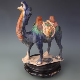 A FINE TRI-COLOR GLAZED POTTERY CAMEL FIGURE