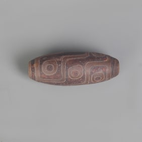 A FINE TIBETIAN DZI BEAD, DZI AGATE BEAD