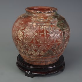 A FINE RED COLOR GALZED AND GILT PATTERN PORCELAIN JAR