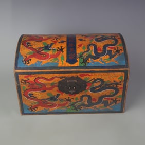 A FINE LACQUERED PAINTED JEWELRY BOX WITH DRAGON DESIGN
