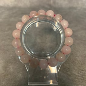 A FINE NATURAL QUARTZ MADE BRACELET