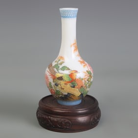SMALL FAMILLE ROSE PHOENIX FLORAL LONG-NECK GLASS VASE