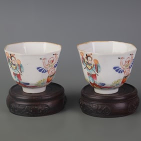 PAIR OF SMALL FAMILLE ROSE CUP WITH FIGURES