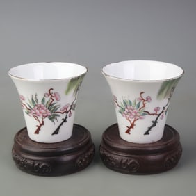 PAIR OF FAMILLE ROSE TEA CUPS WITH BIRD PATTERNS