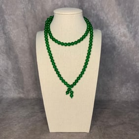A FINE JADE MADE NECKLACE
