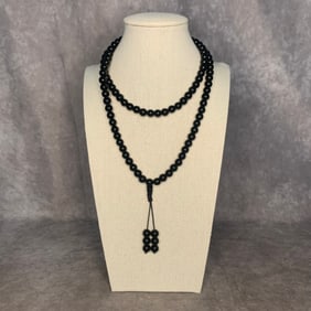 A FINE OBSIDIAN STONE MADE NECKLACE