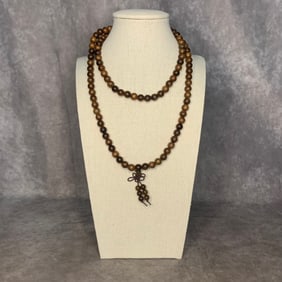 A VINTAGE AGARWOOD MADE NECKLACE