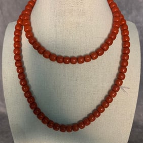 A FINE SOUTHERN RED AGATE (NAN HONG) NECKLACE