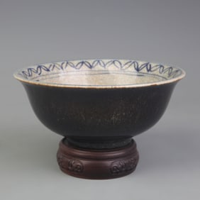 BLUE AND WHITE PORCELAIN BOWL WITH FIGURE DESIGN