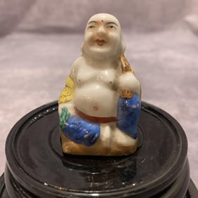 A FINE FAMILLE ROSE HUMAN FIGURE PORCELAIN SNUFF BOTTLE
