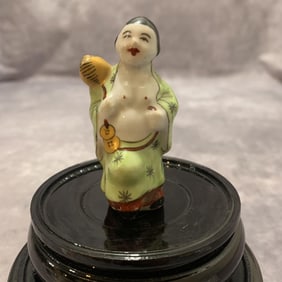 A FINE FAMILLE ROSE FIGURE PORCELAIN SNUFF BOTTLE