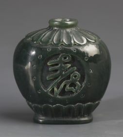 A CARVED SPINACH JADE SNUFF BOTTLE