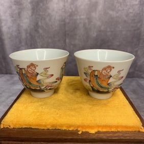 PAIR OF FAMILLE ROSE SMALL PORCELAIN CUP