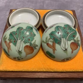 PAIR OF SMALL FAMILLE ROSE PATTERN ROUGE BOX