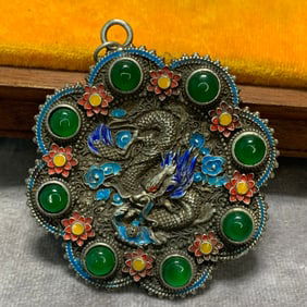 REPUBLIC PERIOD CLOISONNÉ ENAMEL PLAQUE PENDANT WITH JADE INSET AND DRAGON PATTERN