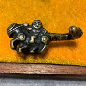 MING DYNASTY BRONZE BELT HOOK WITH SEAL