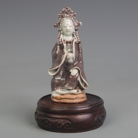 A SMALL RED COLOR GLAZED PORCELAIN GUANYIN STATUE