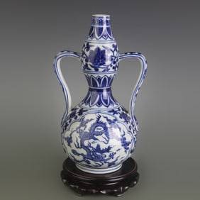 BLUE AND WHITE FLORAL VASE WITH RIBBON-TIED GOURD PATTERN