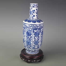 A FINE BLUE AND WHITE FLORAL PATTERN PORCELAIN VASE