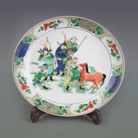 A FUBE WUCAI PORCELAIN PLATE WITH FIGURES PATTERN