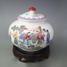 A FINE FAMILLE ROSE PORCELAIN JAR WITH FIGURES