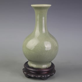 LONG QUAN CELADON VASE WITH INCISED FLORAL PATTERNS
