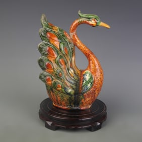 A FINE SAN CAI TRICOLOR CERAMIC CRANE FIGURINE