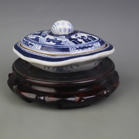 BLUE-AND-WHITE PORCELAIN PLATE WITH LANDSCAPE AND FIGURES