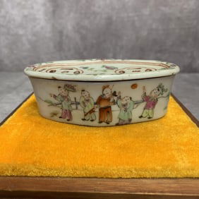 A FINE FAMILLE ROSE PORCELAIN BOX WITH COVER