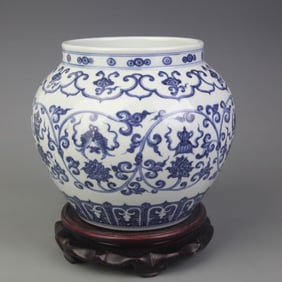 BLUE AND WHITE FLORAL PATTERN PORCELAIN JAR