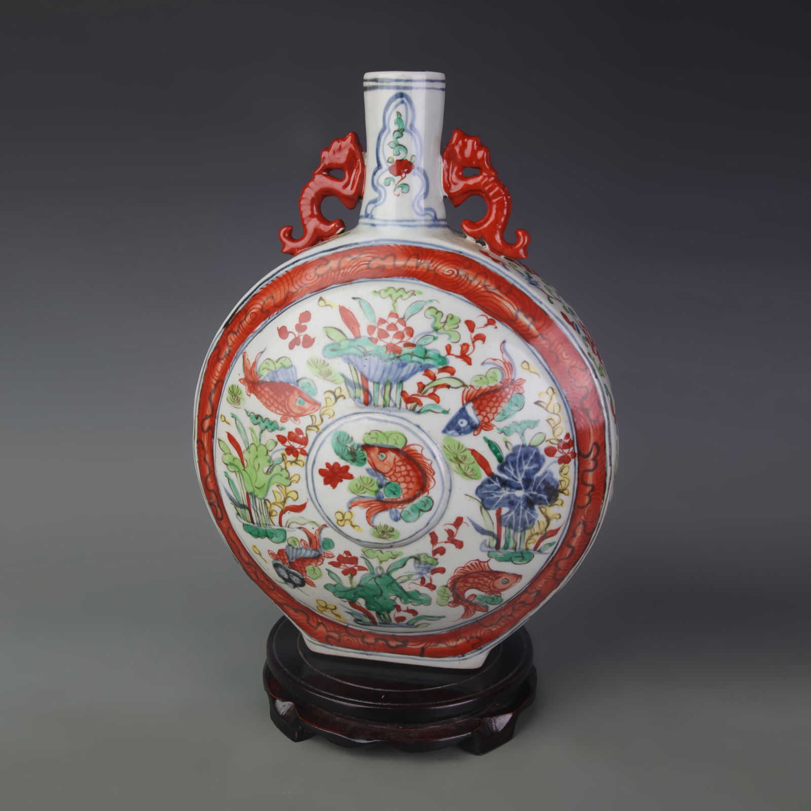 FINE FAMILLE VERTE FISH PATTERN MOON STYLE PORCELAIN BOTTLE: Ming Dynasty Xuan De Period; Width: 10.0 inch; High: 14.0 inch