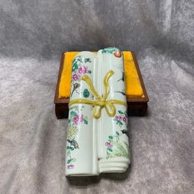 A FINE FAMILLE ROSE FLORAL PATTERN WALL VASE