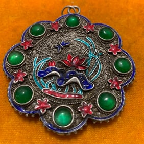A FINE CLOISONNE ENAMEL PENDANT WITH GEM STONE