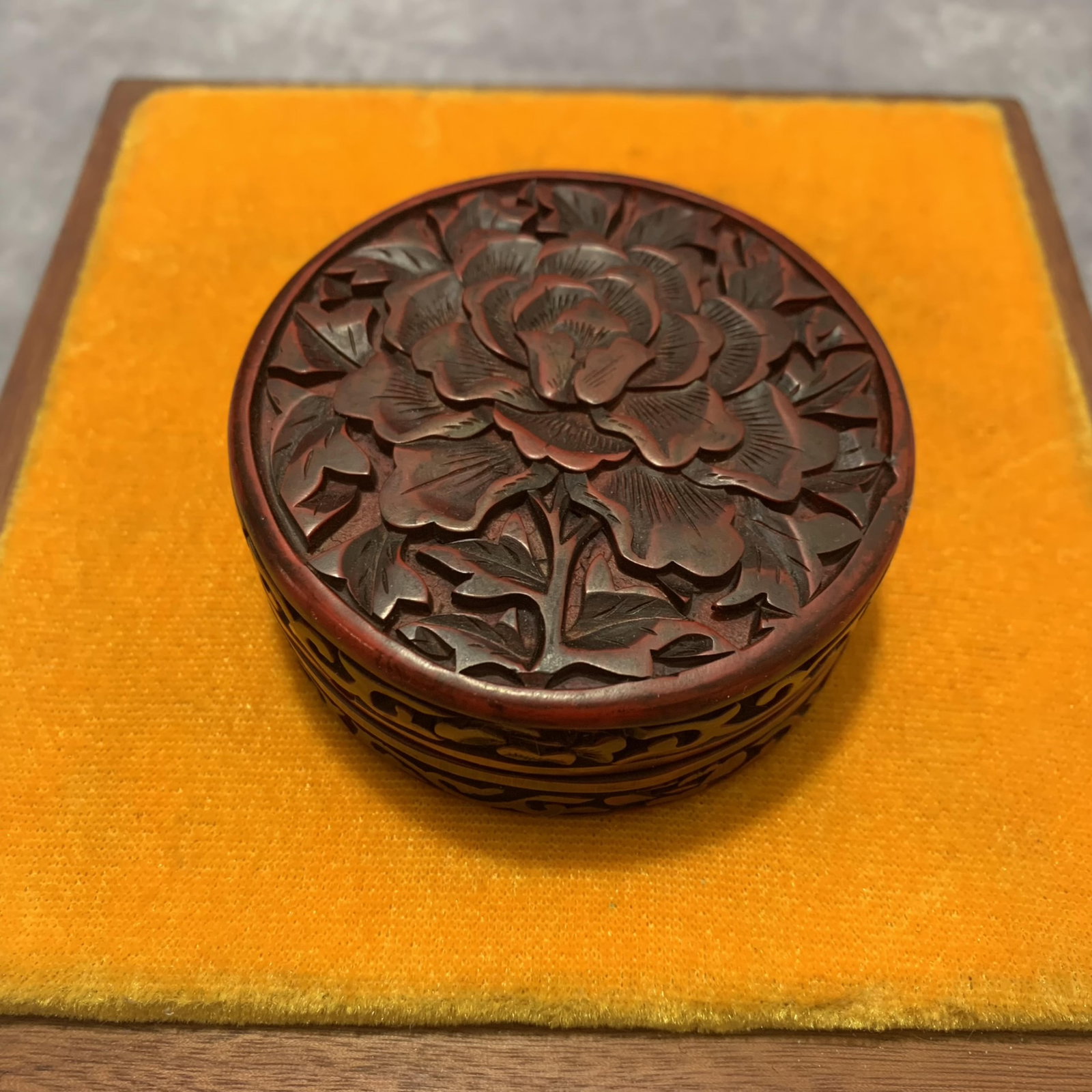 A FINE SMALL RED CARVED LACQUER BOX (1 of 5)