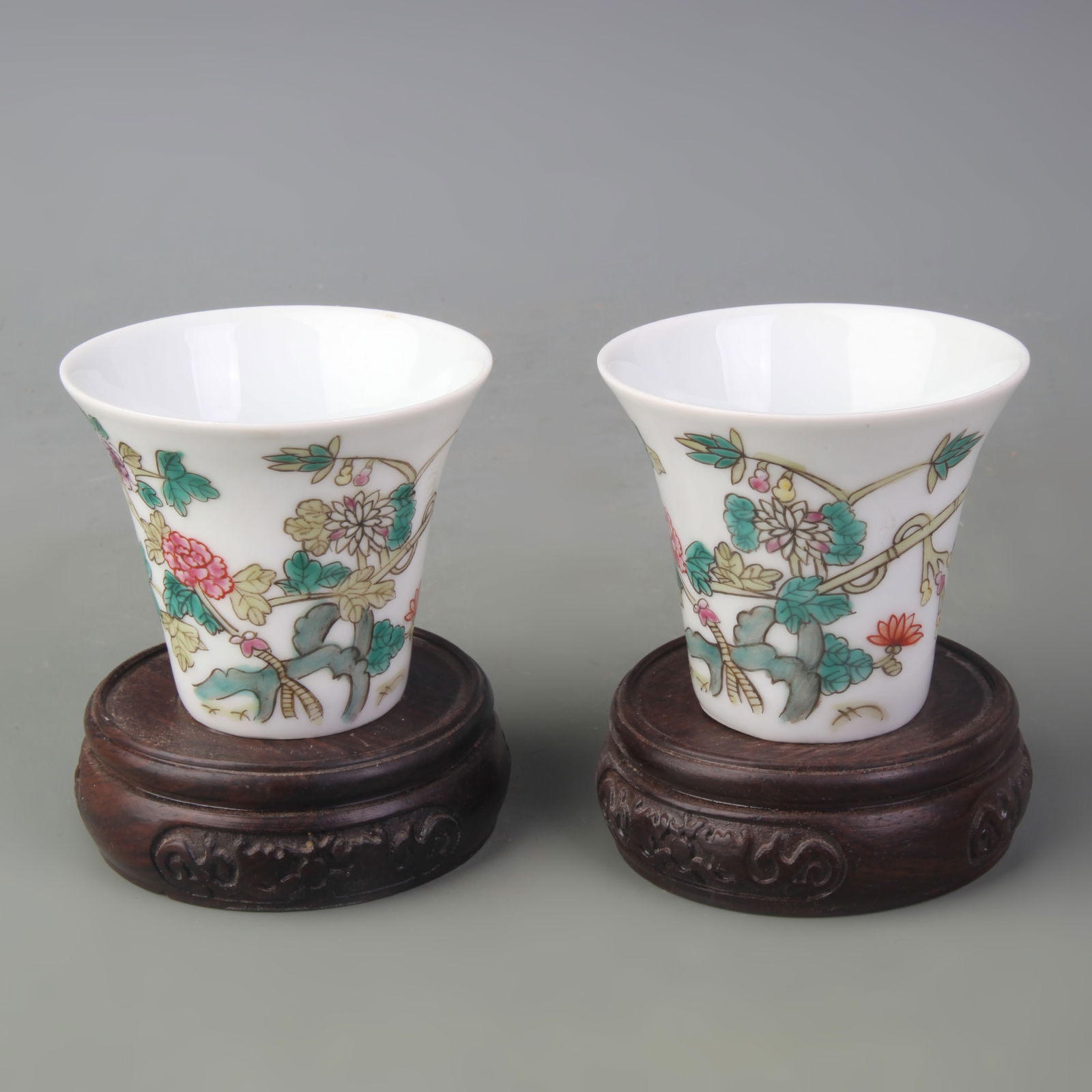 PAIR OF FAMILLE ROSE TEA CUPS WITH FLORAL PATTERNS: Republic Period; Diameter: 2.9 inch; High:2.5 inch