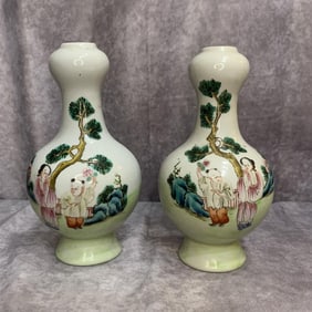 PAIR OF FAMILLE ROSE PORCELAIN WALL FLOWER VASE